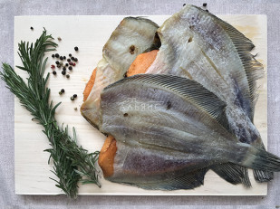 Горбуша стейк: Камбала камчатская вяленая с икрой