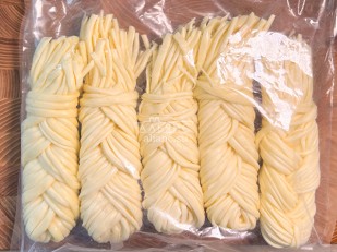 Фрайчизы со вкусом салями (100 гр.): Сырный продукт ФЕРМЕРСКИЙ коса белая