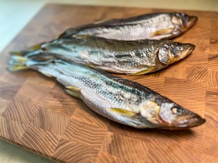 Ведро Ржаные гренки с красной икрой: Корюшка с икрой вяленая ГОСТ (крупная)